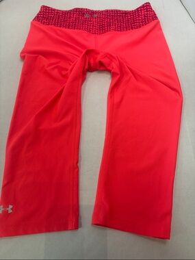 Under ArmourNeon Pink Capri Leggings with Patterned Waistband